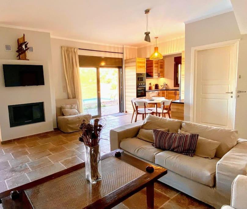 דירות ראפינה Summer House With A Pool Near Sea, Port & Airport מראה חיצוני תמונה