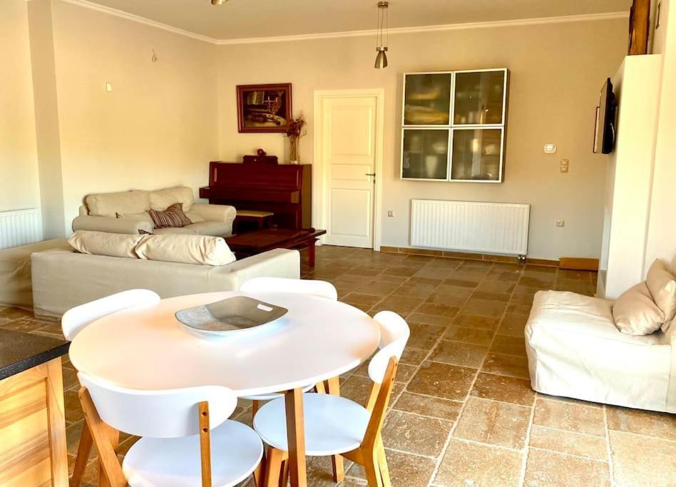 דירות ראפינה Summer House With A Pool Near Sea, Port & Airport מראה חיצוני תמונה